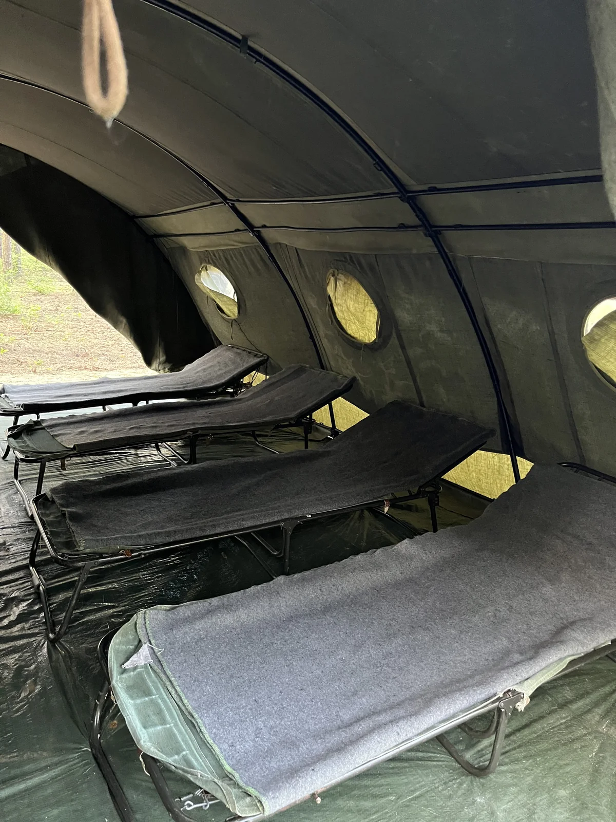 Wnętrze namiotu survivalowego